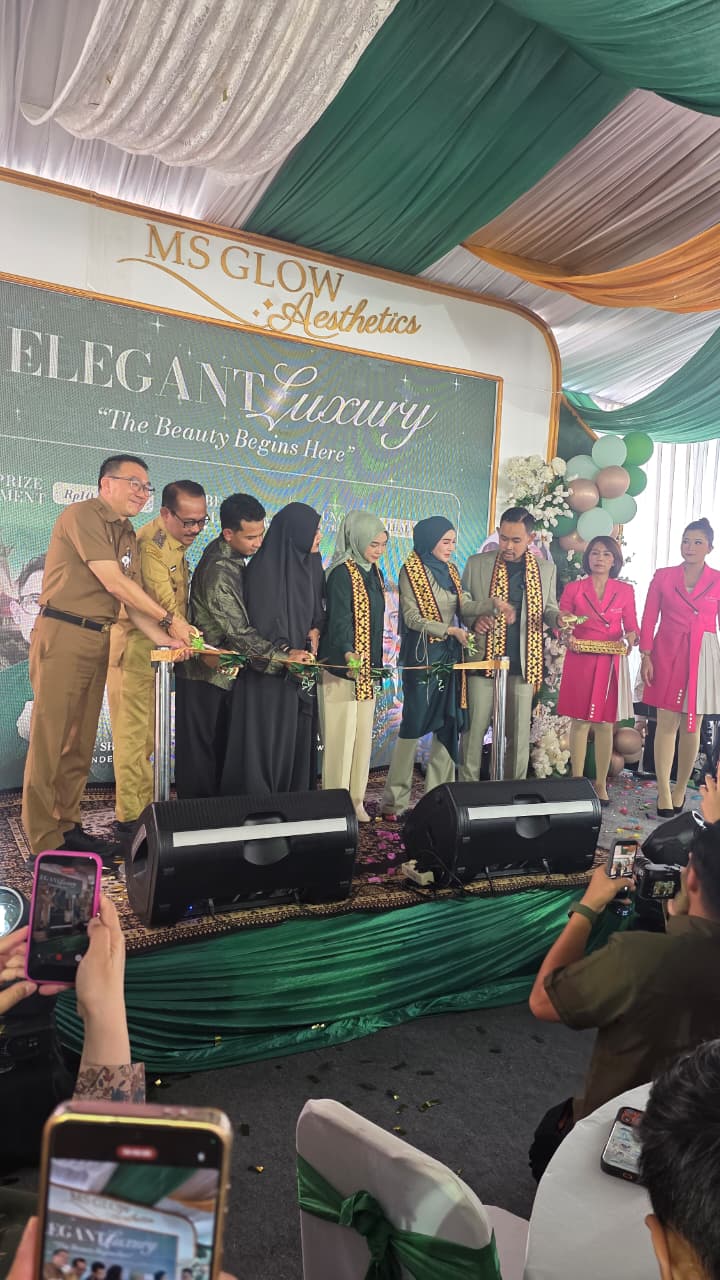 Menghadiri Peresmian Klinik Kecantikan MsGlow